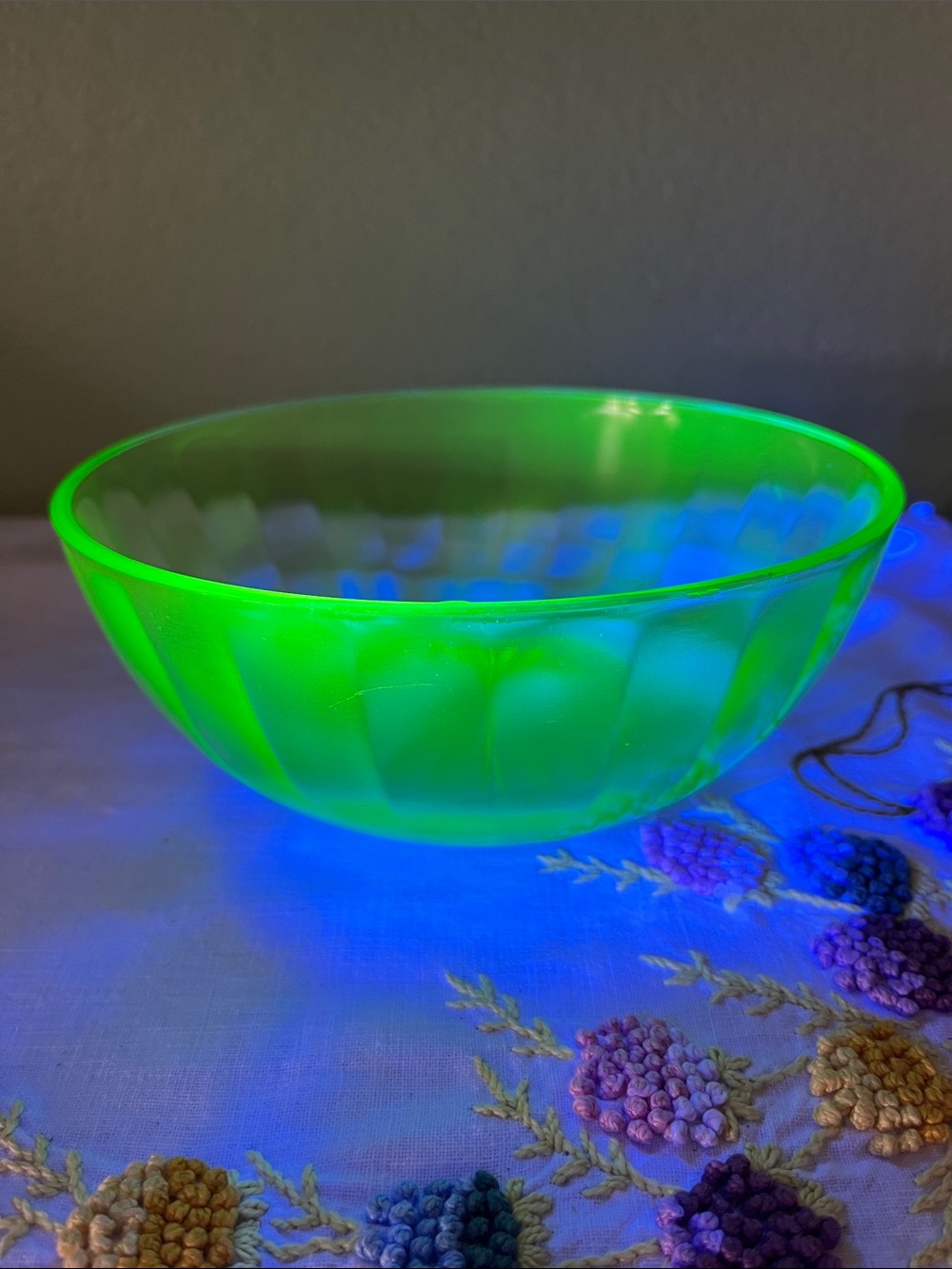 UV Uranium Glass Bowl – Starburst Design, Glows Brilliantly ✨